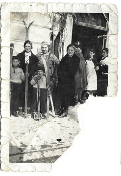 Slavkina mama Ivanka Kapelj Gržina kot kuharica pred  hotelom Paternost predzadnja desno, med obema vojnama